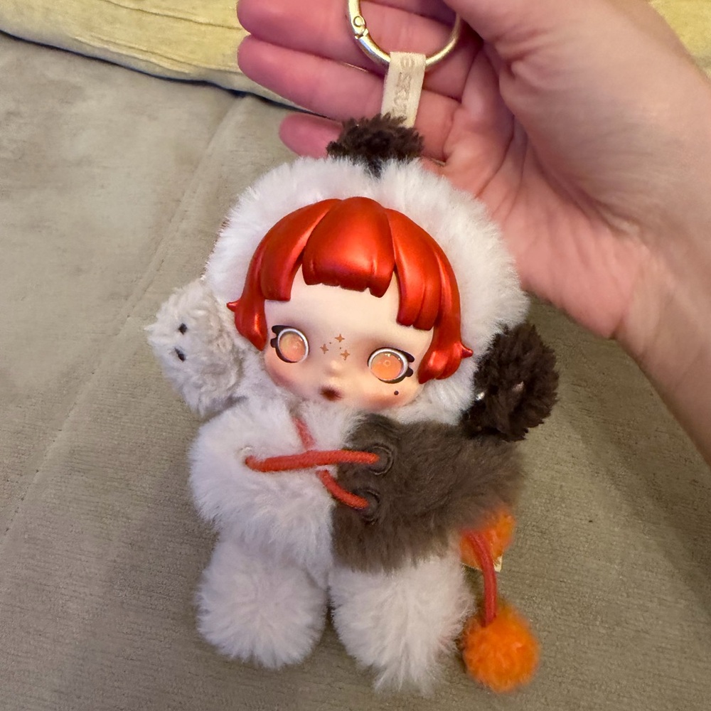 POPMART SKULLPANDA WINTER SYMPHONY SERIES KEYCHAIN - Picture 2 of 3